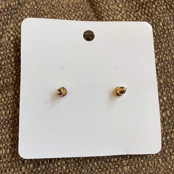 Beautiful Flower Earrings - Picture 5 of 5